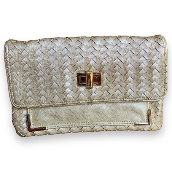 Deux Lux Convertible Crossbody Clutch Bag in Woven Metallic Gold Vegan Leather - Picture 3 of 15